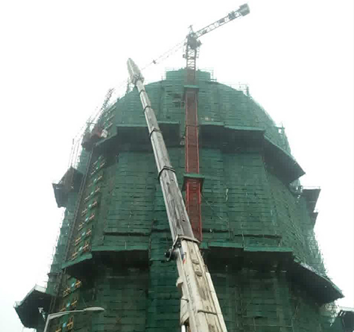 五原吊车在工地上作业